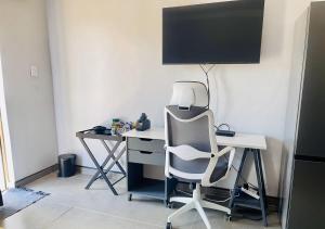 escritorio con silla y monitor de ordenador en Room in BB - TrendyBliss Guest House - Room 4, en Northam
