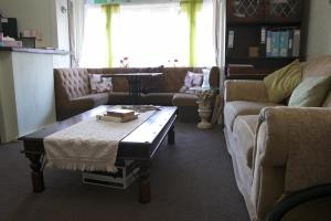 斯凱格內斯的住宿－The Eastleigh，带沙发和咖啡桌的客厅