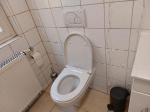 La salle de bains est pourvue de toilettes avec un couvercle. dans l'établissement Schickes Appartement in Residenznähe, à Wurtzbourg