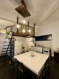 eine Küche mit einem Tisch mit Stühlen und einer Leiter in der Unterkunft New Loft cerca de la Virgen del cerro in Salta