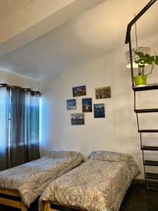 1 Schlafzimmer mit 2 Betten und einer Wendeltreppe in der Unterkunft New Loft cerca de la Virgen del cerro in Salta