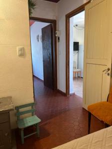 a hallway with a chair and a door to a room at lahabanadepartamento in Villa Carlos Paz