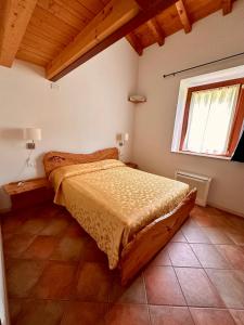 a bedroom with a bed and a window at Agriturismo Cervano in Toscolano Maderno