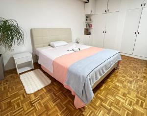 een slaapkamer met een groot bed en witte kasten bij Avlija Garden Gem in Sarajevo