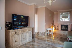 Μια τηλεόραση ή/και κέντρο ψυχαγωγίας στο Villa Serenity Panoramic View