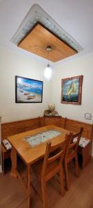 jadalnia z drewnianym stołem i krzesłami w obiekcie Semi-detached Adosado con Encanto -130 m2 - WiFi 600 Mb - Piscina Comunitaria - Patio Privado w mieście Torremolinos