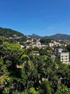 uma vista para uma cidade com árvores e edifícios em Castelo dos Tucanos Hostel no Rio de Janeiro