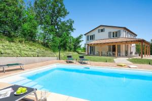 Villa con piscina frente a una casa en Villa Il Sole Marcheholiday, en SantʼAngelo in Pontano