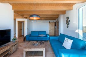 sala de estar con sofá azul y mesa en Villa Il Sole Marcheholiday, en SantʼAngelo in Pontano