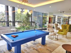 a pool table in the middle of a room at Republica del Salvador Coliving Ecuador XOE in Quito