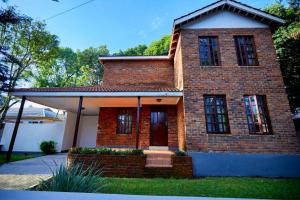 una casa de ladrillo con puerta delantera y ventanas en Peaceful and Cozy Home in Arusha, en Ngateu