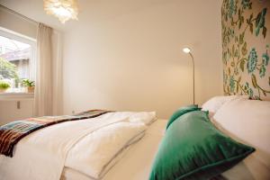 um quarto com uma cama com uma almofada verde em it‘s me em Wernigerode
