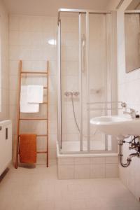 uma casa de banho com um chuveiro e um lavatório. em it‘s me em Wernigerode
