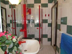 A bathroom at Furnished apartment near the beach