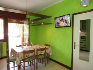 A kitchen or kitchenette at Furnished apartment near the beach