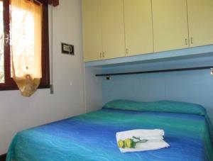 A bed or beds in a room at Furnished apartment near the beach
