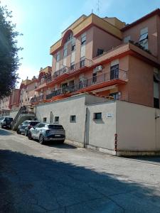 un parcheggio di fronte a un grande edificio di acasadimamma a Monterotondo