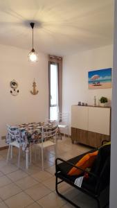 a dining room with a table and chairs in a room at VELA BIANCA in Punta Braccetto