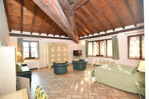 a living room with a large bed and two toilets at Agriturismo La Camilla in Concorezzo