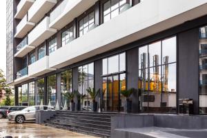 Nova Concierge Hotel في باتومي: مبنى مكتب مع نوافذ كبيرة وسلالم