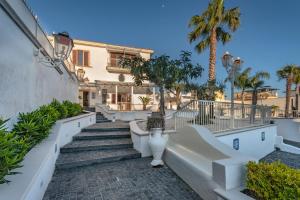 eine Treppe, die zu einem Haus mit Palmen führt in der Unterkunft Villa Vesuvio in Boscotrecase