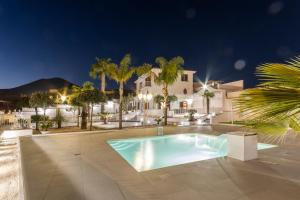 eine Villa mit einem Pool in der Nacht in der Unterkunft Villa Vesuvio in Boscotrecase