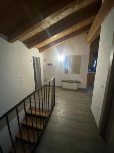 uma escada com um banco no meio de uma sala em Apartments Il Delfino em Aosta