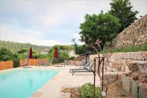 Bazén v ubytování Gite de La Source - Villa privée avec piscine nebo v jeho okolí