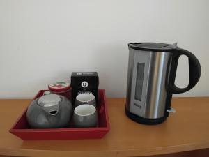 een dienblad met een koffiezetapparaat en een koffiezetapparaat en een koffiezetapparaat bij An ti bihan in Liffré