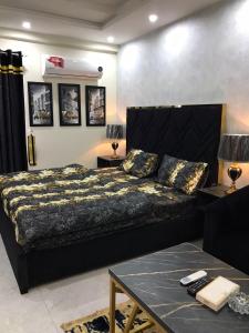 Postel nebo postele na pokoji v ubytování Royal Hayat Hotel