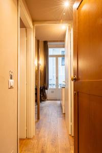 korytarz z drzwiami prowadzącymi do pokoju w obiekcie Atriums Apartment Quovis Domus w Turynie