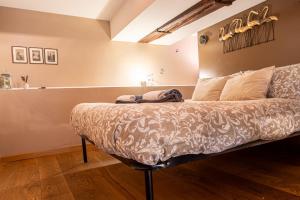 sypialnia z łóżkiem w pokoju w obiekcie Atriums Apartment Quovis Domus w Turynie