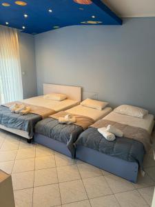 Deux lits sont installés dans une chambre. dans l'établissement Villa nea Flogita 90m from the sea, à Flogita