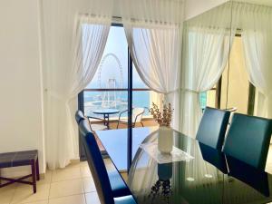 O zonă de relaxare la Amazing Sea View 2 bedroom Full Apartment