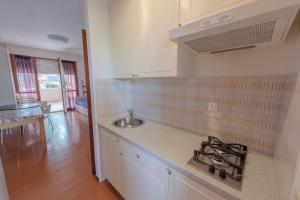 uma cozinha com um fogão e uma bancada em SOLARIUM em Bibione