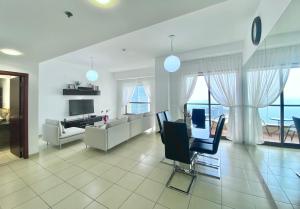 Un televizor și/sau centru de divertisment la Amazing Sea View 2 bedroom Full Apartment