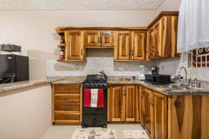 Kitchen o kitchenette sa Fully AC 2BR, 5 mins from Ian Fleming Int Airport