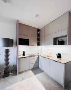 Кухня або міні-кухня у Pratum Pink&Blue Mikołajki Apartament de lux z kominkiem, prywatnym pomostem i 400m strefą wellness