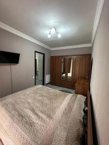 Ένα ή περισσότερα κρεβάτια σε δωμάτιο στο Апартаменты в Кобулети
