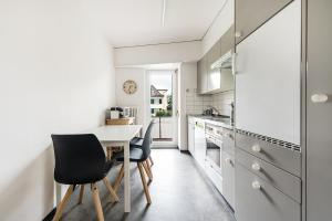 a kitchen with a table and two chairs at Cooldis 1 !Gratis Parken, Free Parking! in Kreuzlingen