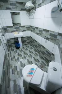 Kamar mandi di JS Hotel