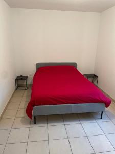 En eller flere senge i et værelse på Appartement lumineux, de 2 à 4 personnes avec piscine