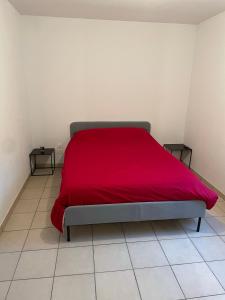 Posteľ alebo postele v izbe v ubytovaní Appartement lumineux, de 2 à 4 personnes avec piscine