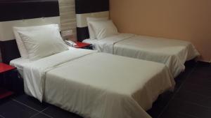 Tempat tidur dalam kamar di JS Hotel