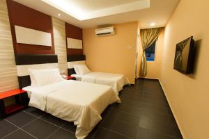 Tempat tidur dalam kamar di JS Hotel