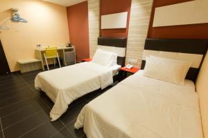 Tempat tidur dalam kamar di JS Hotel