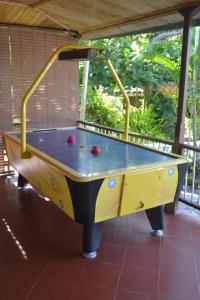 eine gelbe Tischtennisplatte mit zwei Bällen darauf in der Unterkunft Casa Verde Chalet in La Tebaida
