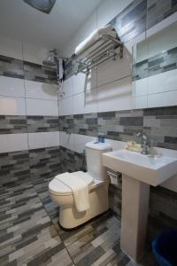 Kamar mandi di JS Hotel