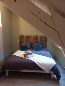 - une chambre mansardée avec un grand lit dans l'établissement Residence du parc, à Saint-Martin-dʼUriage