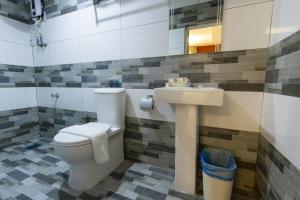 Kamar mandi di JS Hotel